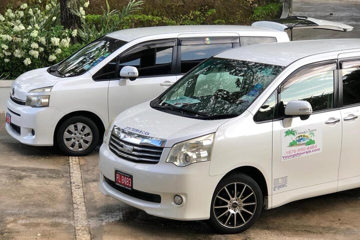 due furgoni bianchi parcheggiati in un parcheggio