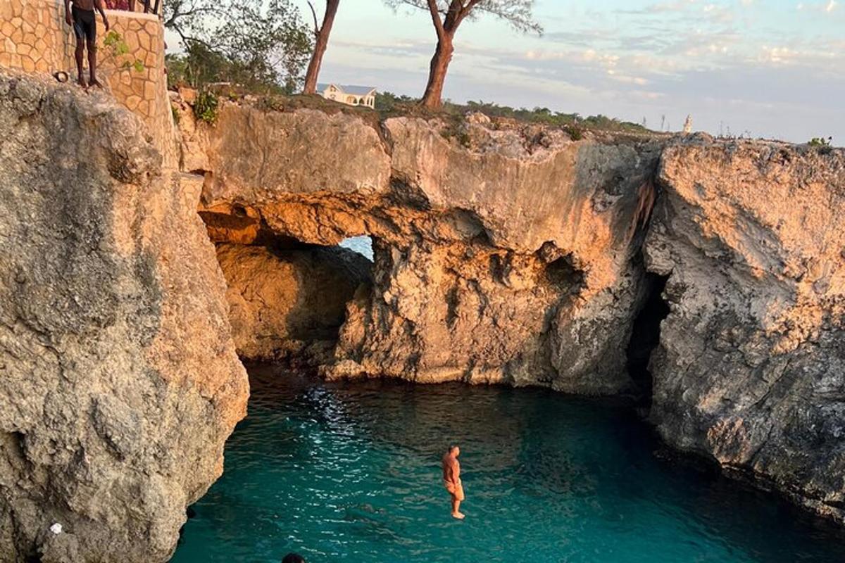 ένα άτομο που στέκεται στο νερό σε μια σπηλιά