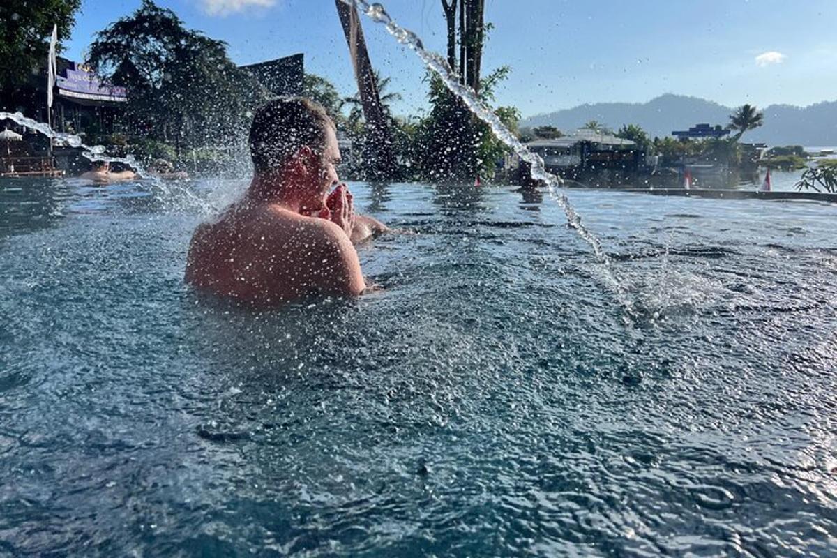 một người đàn ông đang chơi ở đài phun nước