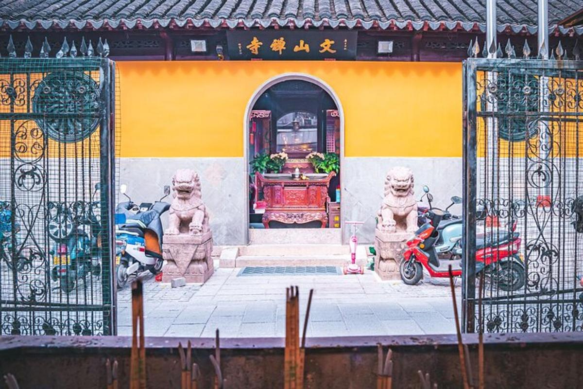 一栋建筑，大门前停着两辆摩托车