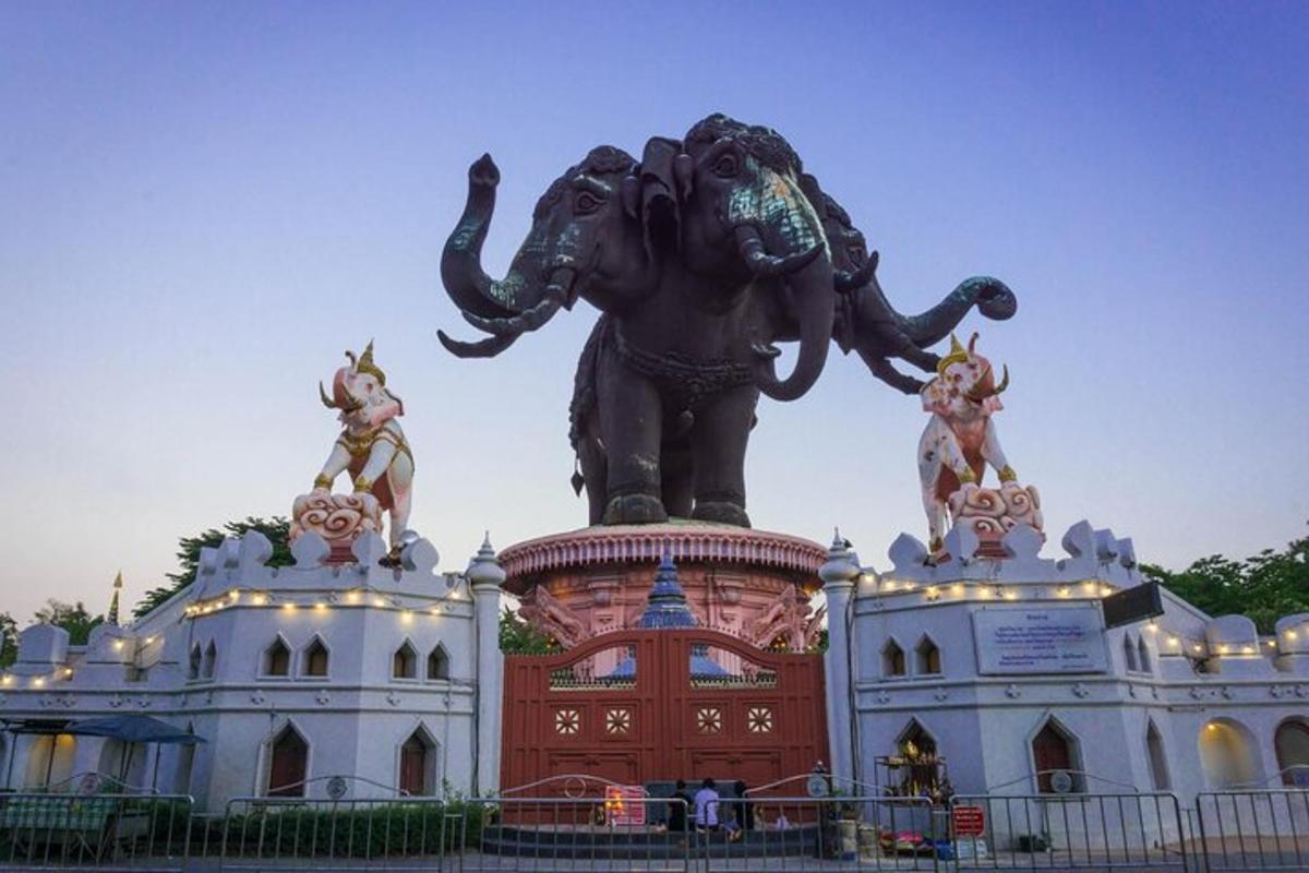una statua di un elefante davanti a un edificio