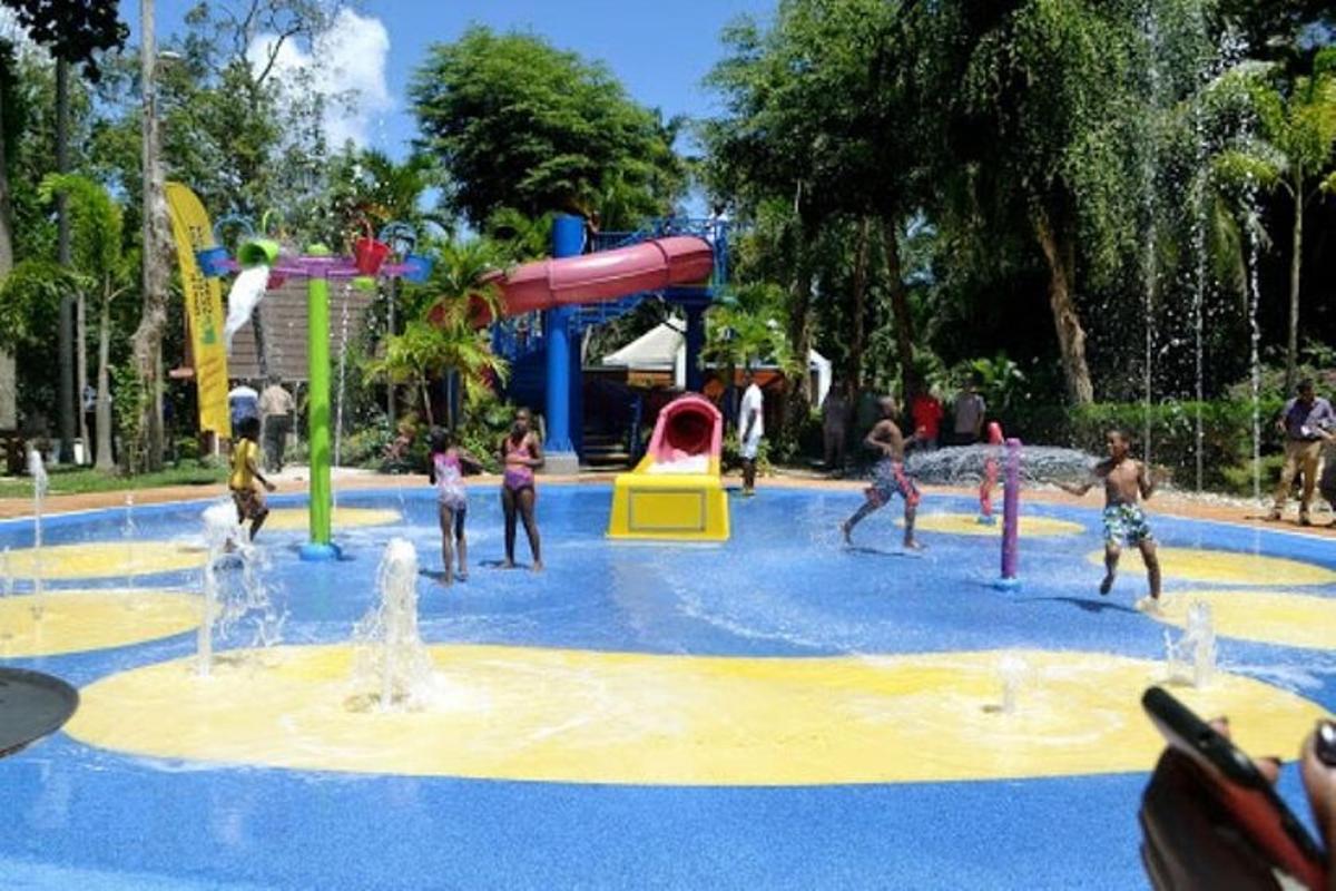 un grup de persones jugant en un parc aquàtic