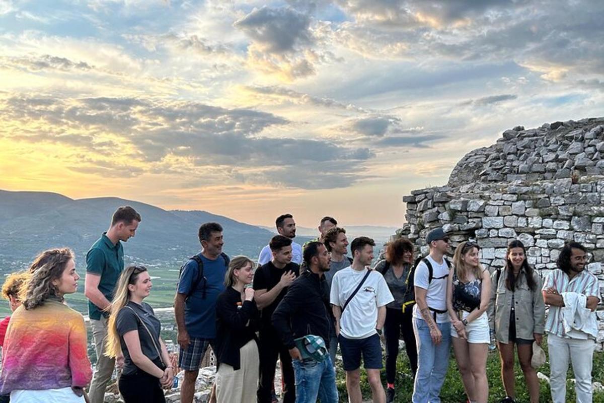 skupina lidí stojící na vrcholu pyramidy