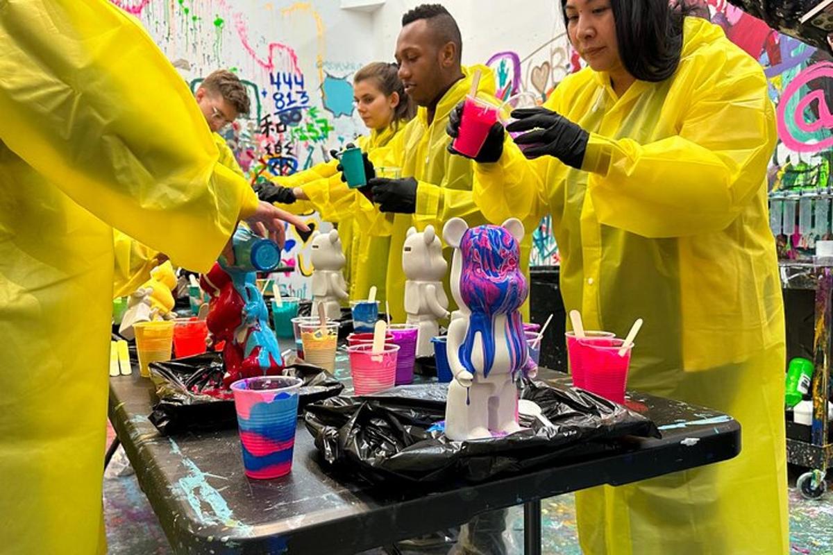 um grupo de pessoas em trajes de chuva amarelos em pé ao redor de uma mesa