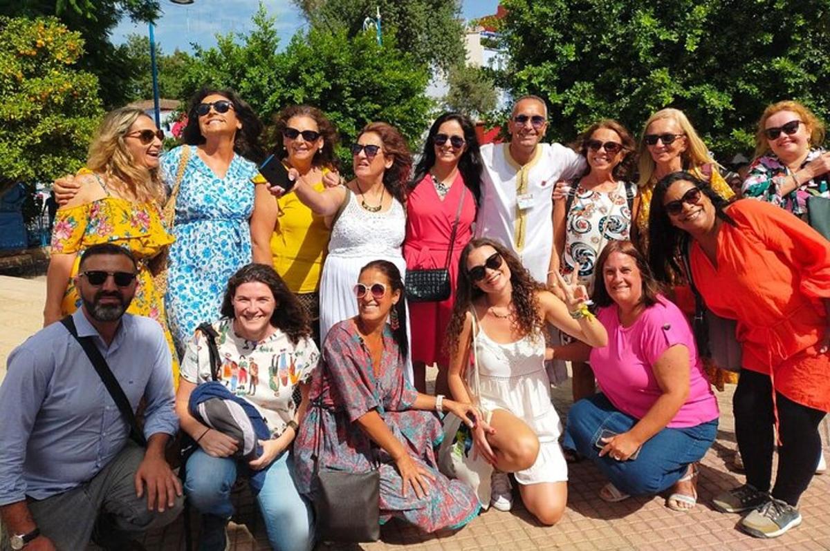 un grup de persones posant per a una foto
