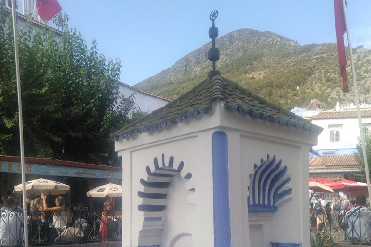 un edifici blanc i blau amb teulada