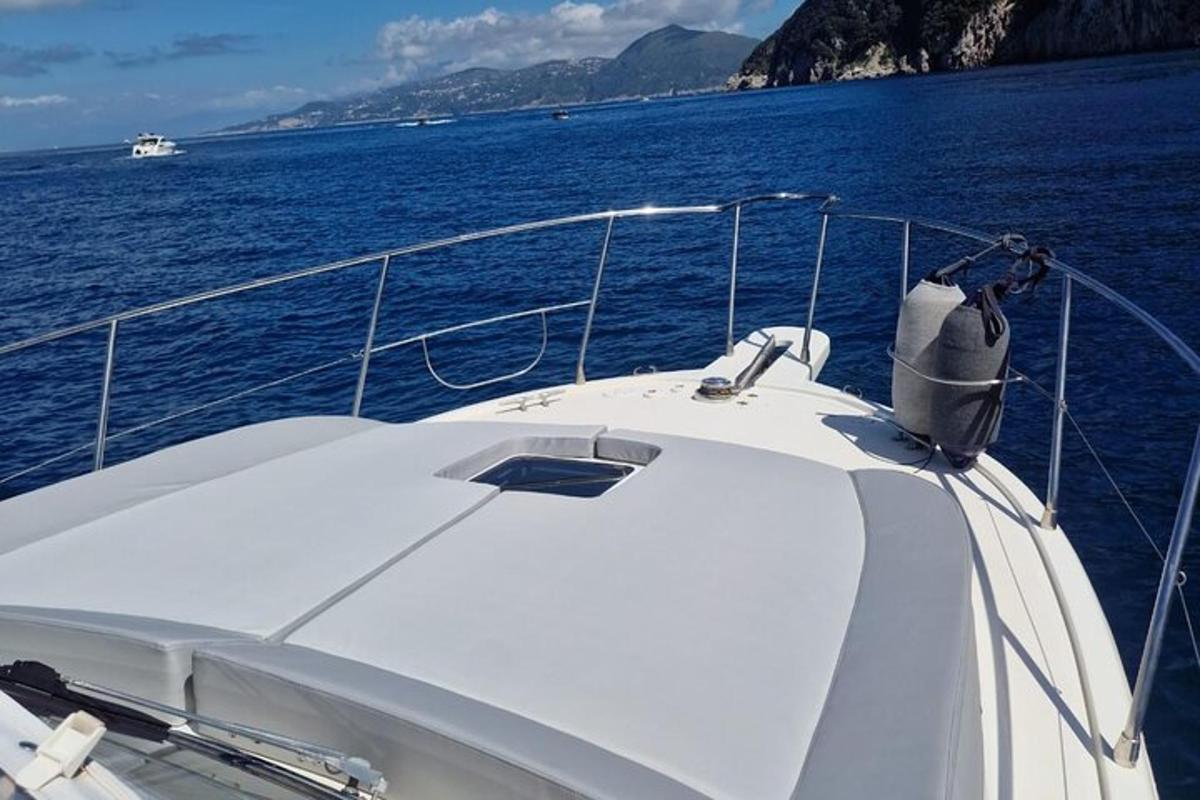 um barco branco na água com montanhas ao fundo