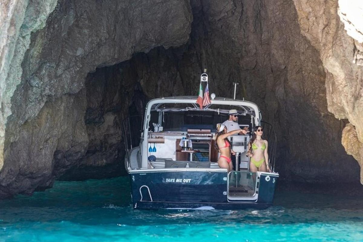 due persone sedute su una barca in una grotta
