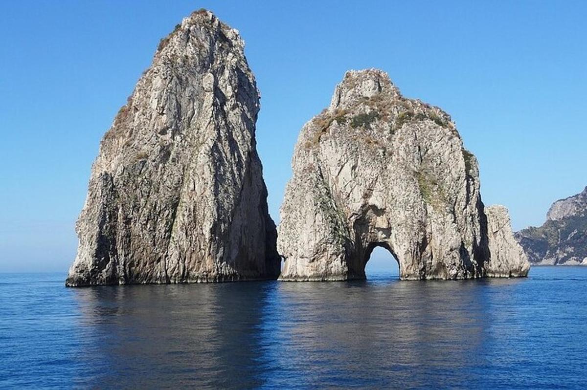 una grande formazione rocciosa in mezzo all'acqua