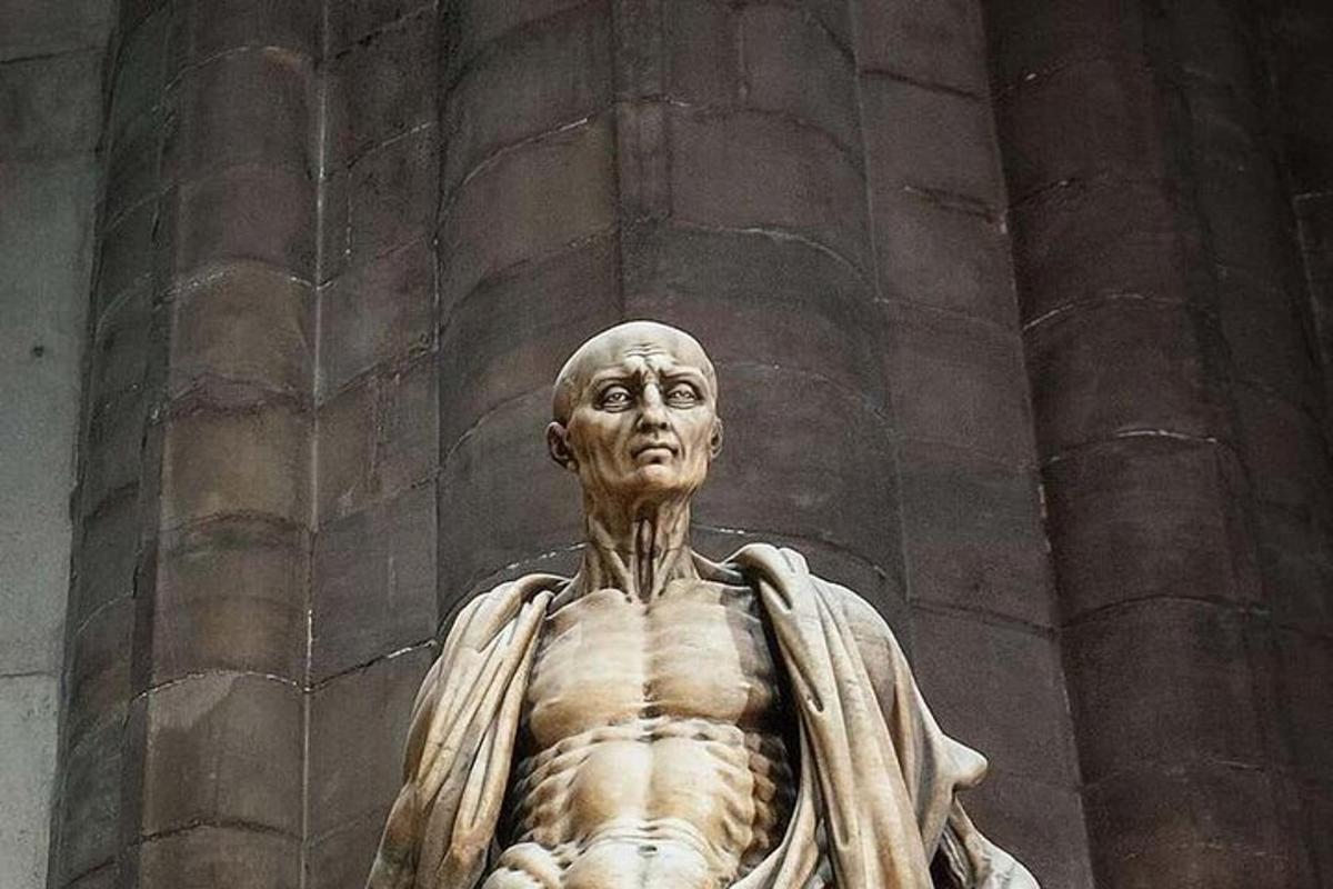 socha muže stojícího před budovou