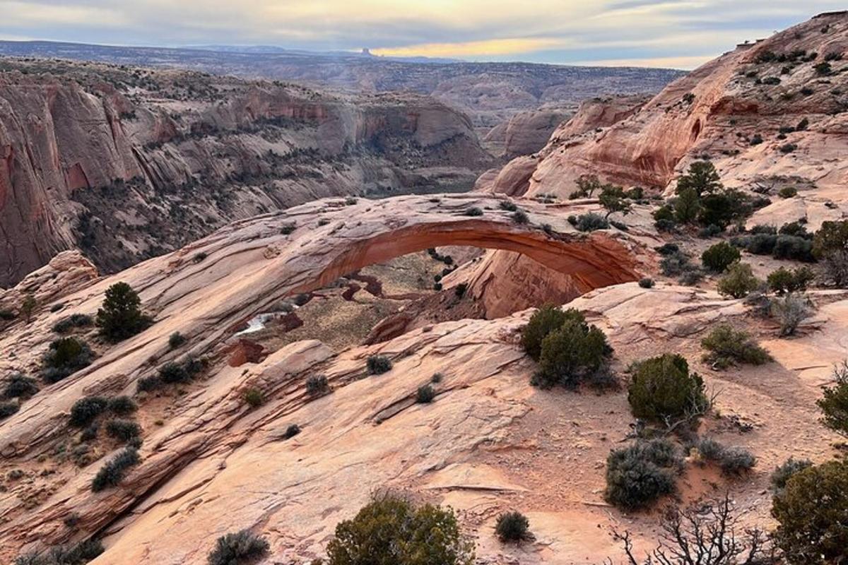una vista di un arco in un canyon