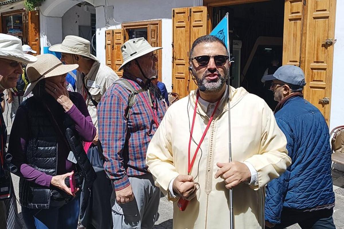 μια ομάδα ανθρώπων που φορούν καπέλα και στέκονται σε μια ομάδα