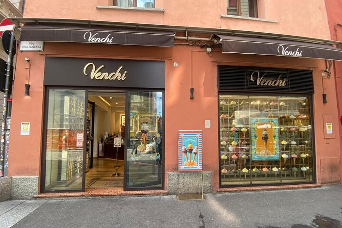 una facciata di un edificio rosa con finestre