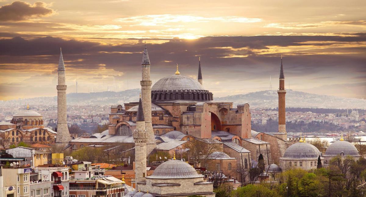 ein Blick auf die Theultan-Ahmet-Moschee in Istanbul bei Sonnenuntergang