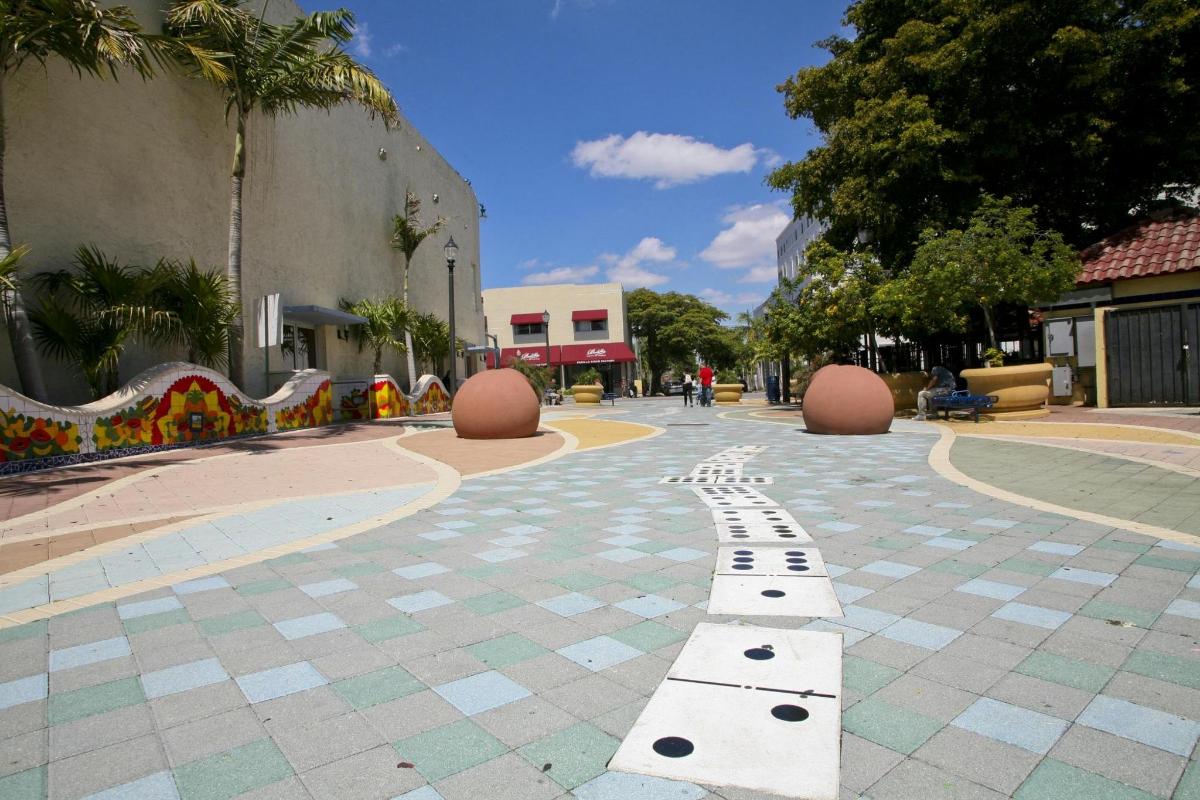 pločnik s uzorkom šahovnice na tlu