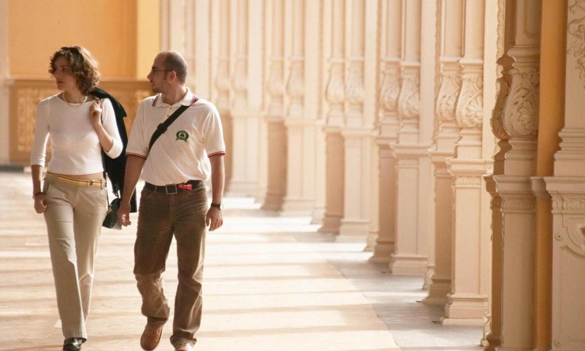 ένας άντρας και μια γυναίκα περπατούν σε έναν διάδρομο