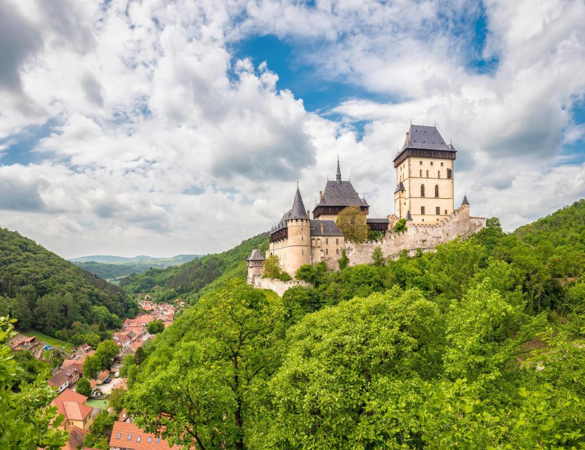 hrad na vrcholu kopce se stromy