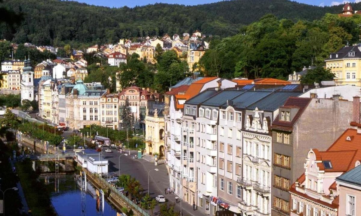 pohled na město s budovami a řekou