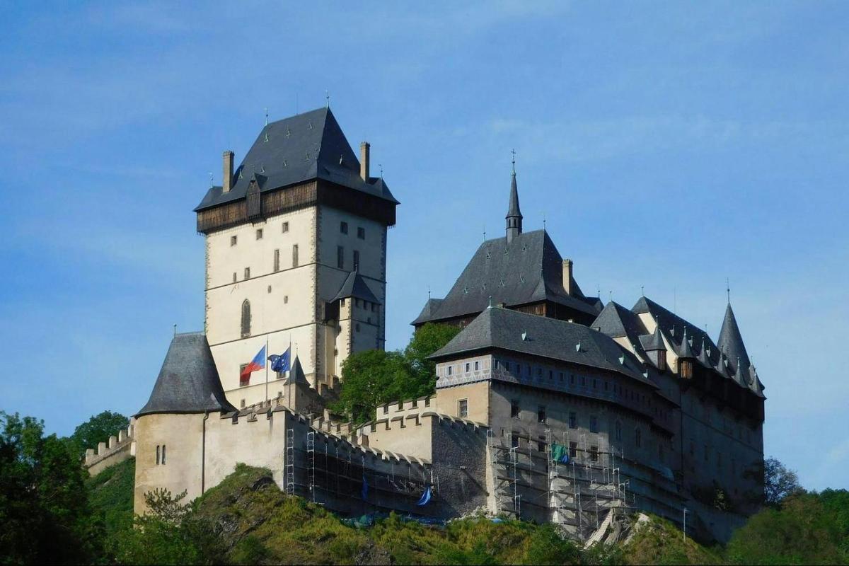 hrad stojící na vrcholu kopce