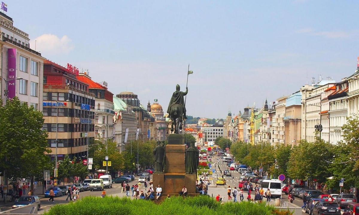 a statue in the middle of a busy city street