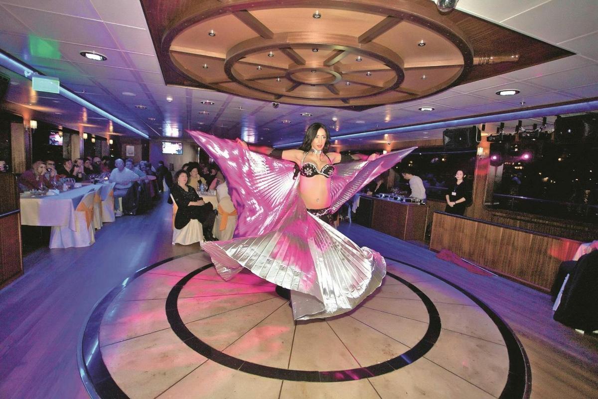 una dona amb un vestit rosa ballant en una pista de ball