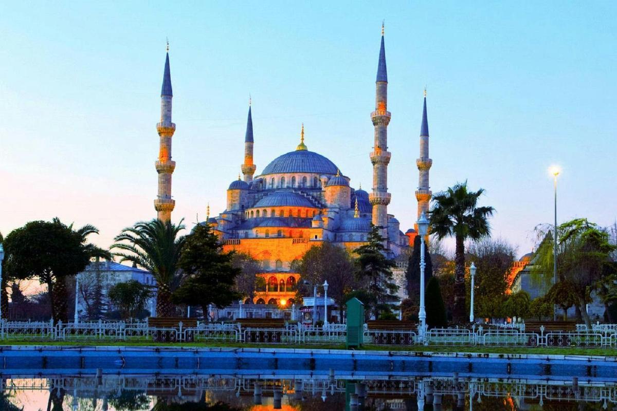 un edificio con due cupole blu e due moschee