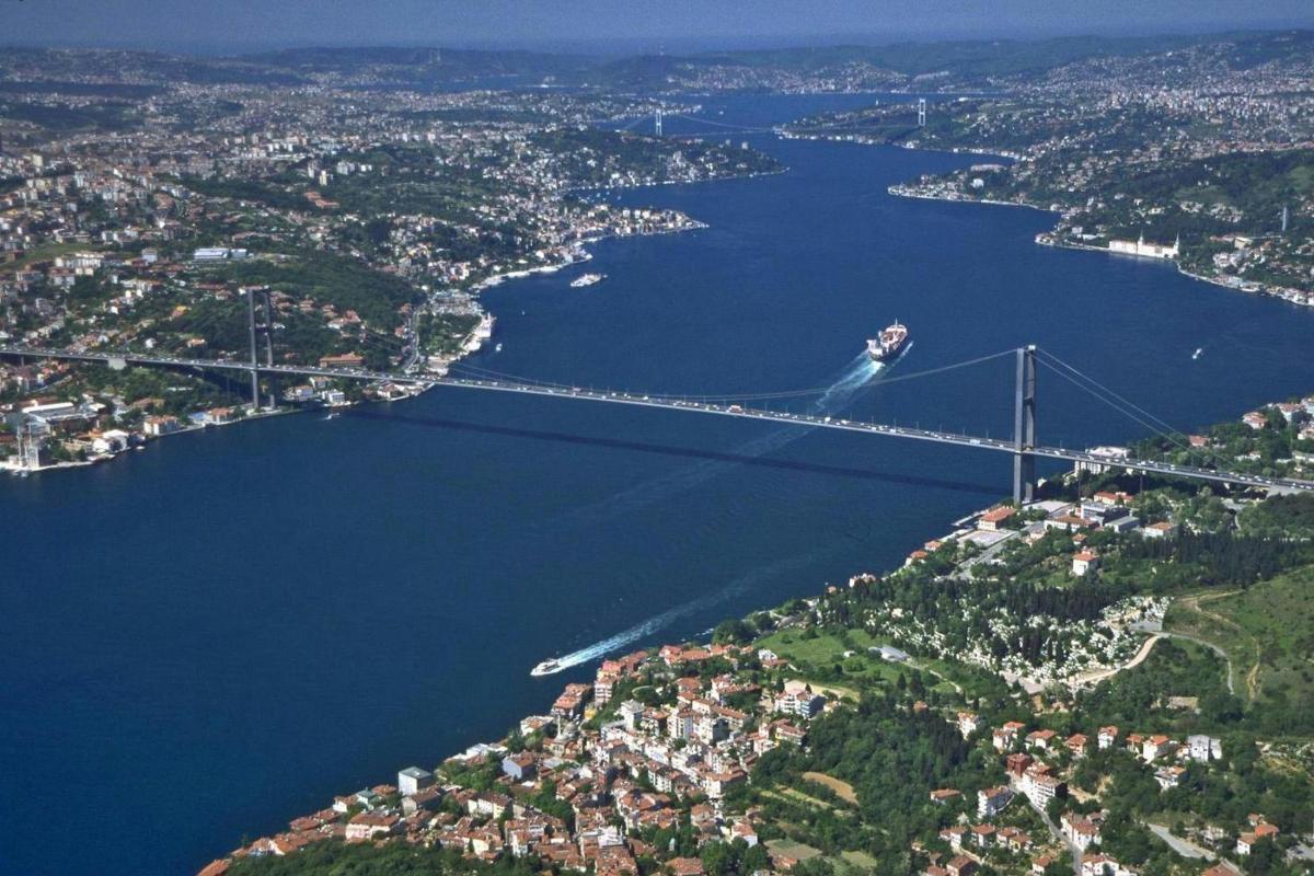 un vaixell que passa sota un pont sobre un riu