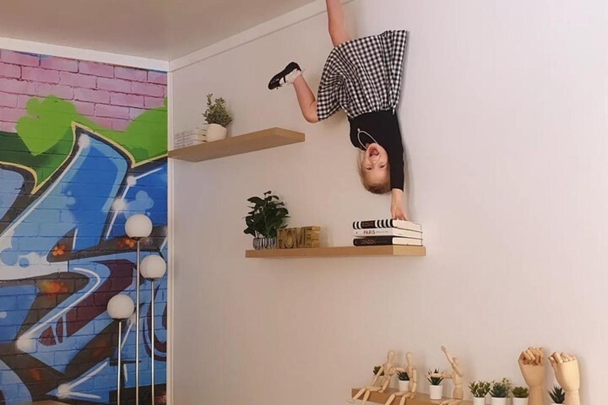 Egy férfi lóg egy polcon egy szobában