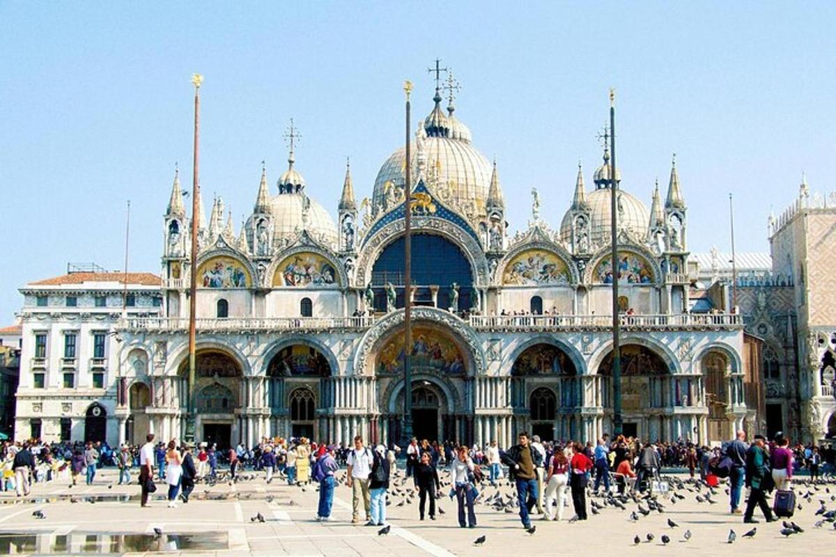 un grande edificio con molte persone di fronte