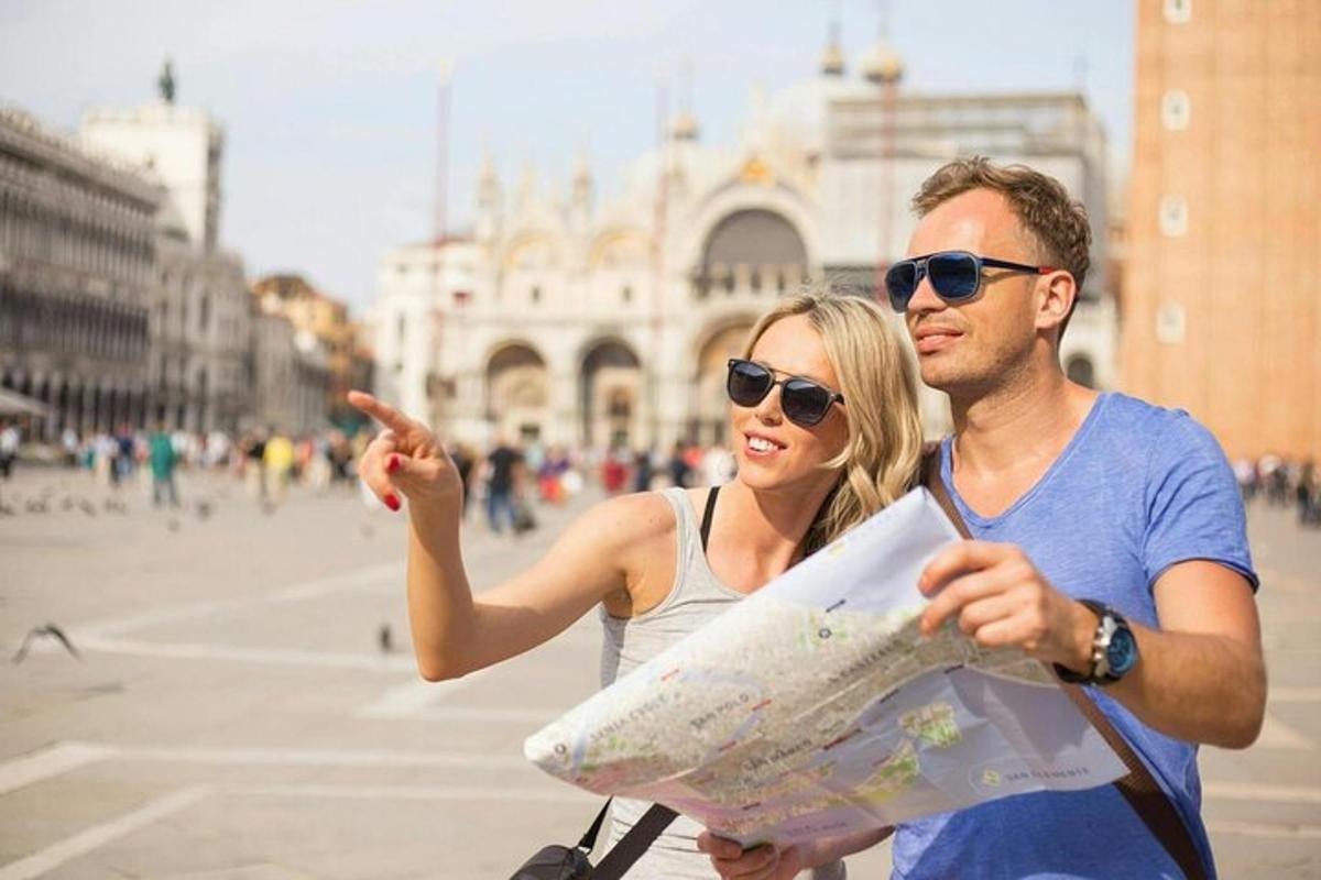 un uomo e una donna che guardano una mappa