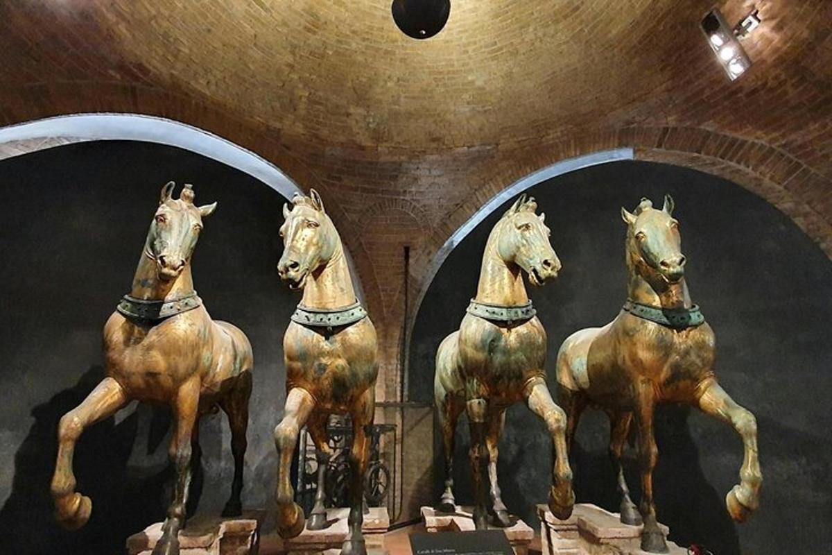 una statua di tre cavalli esposta in un museo