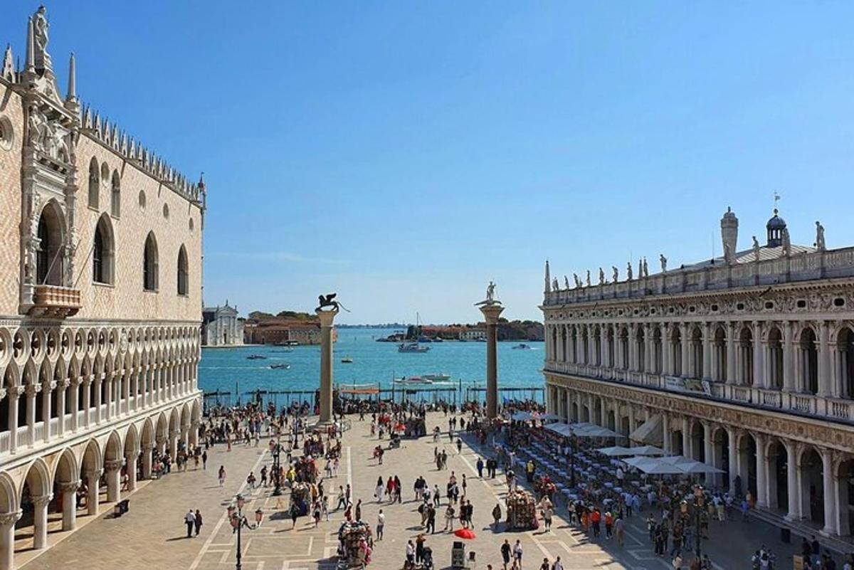 una folla di persone che camminano per una strada di una città