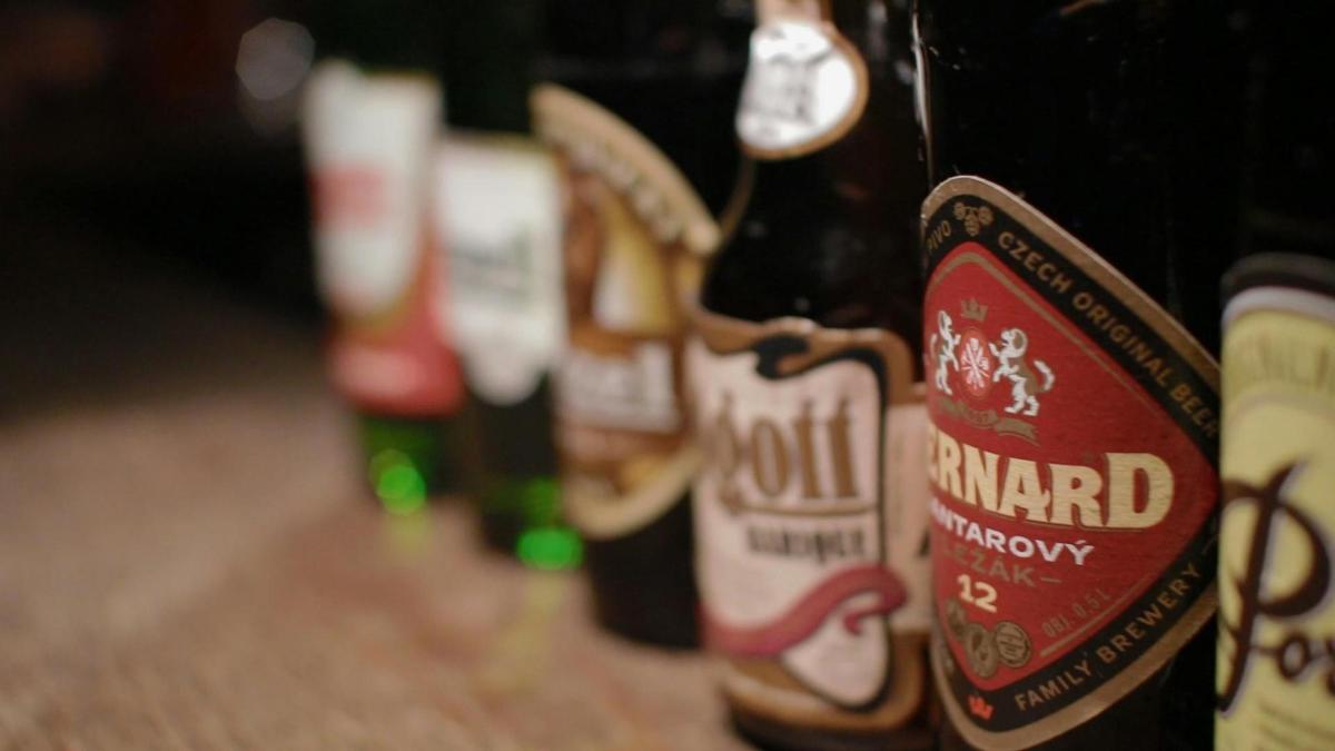 Un grupo de botellas de cerveza están alineadas