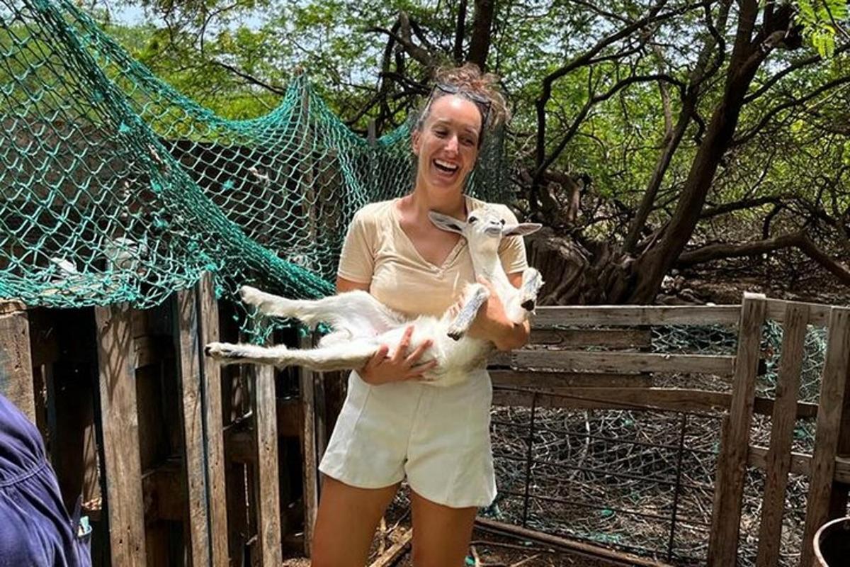 žena držící v rukou bílého ptáka