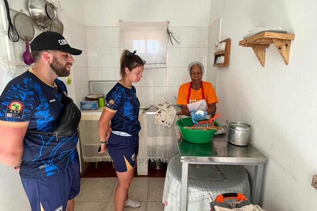 muž a dvě ženy stojící v kuchyni