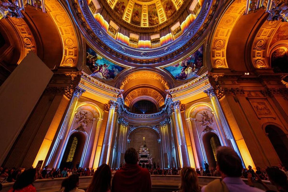un groupe de personnes debout dans une église