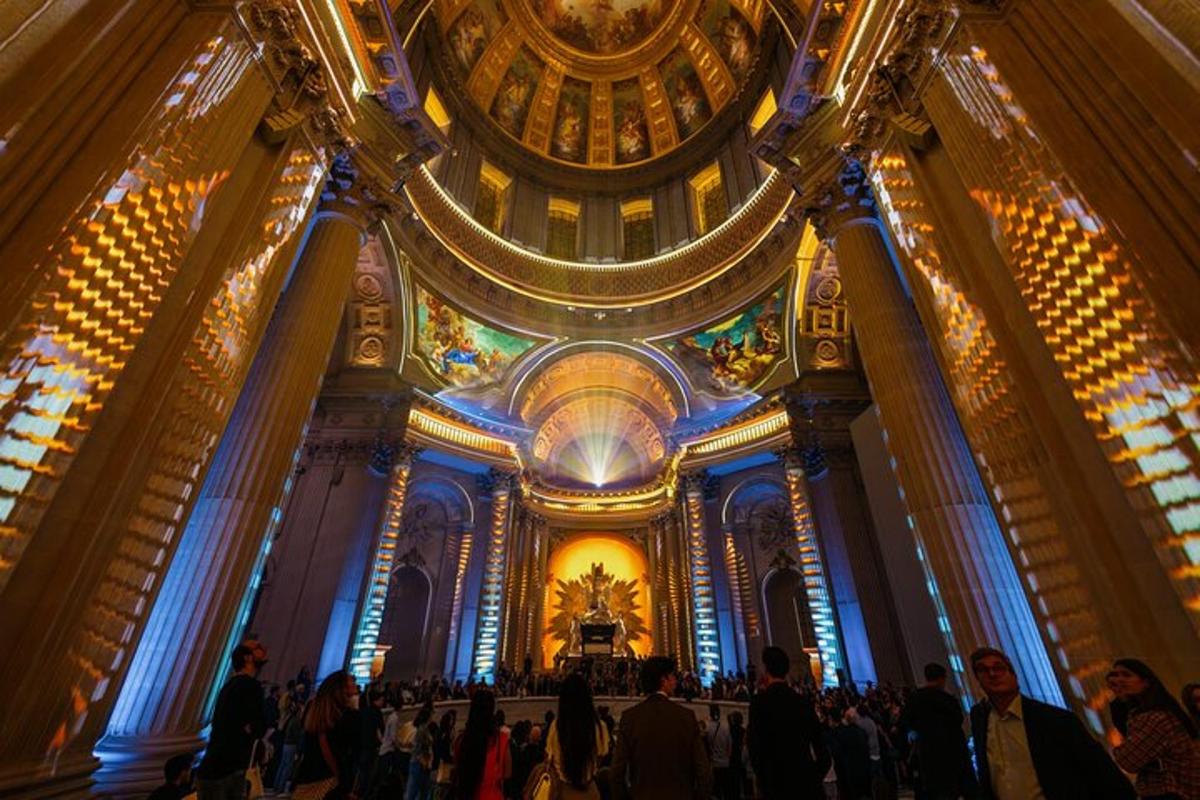 un groupe de personnes debout dans un grand bâtiment