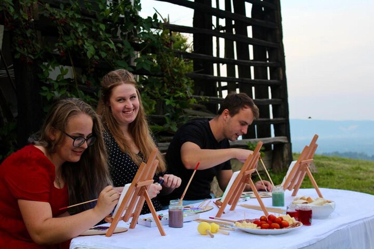 un groupe de personnes assises à une table avec de la nourriture