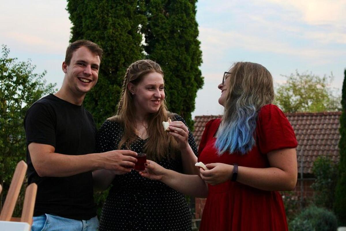 un groupe de trois personnes debout l'une à côté de l'autre