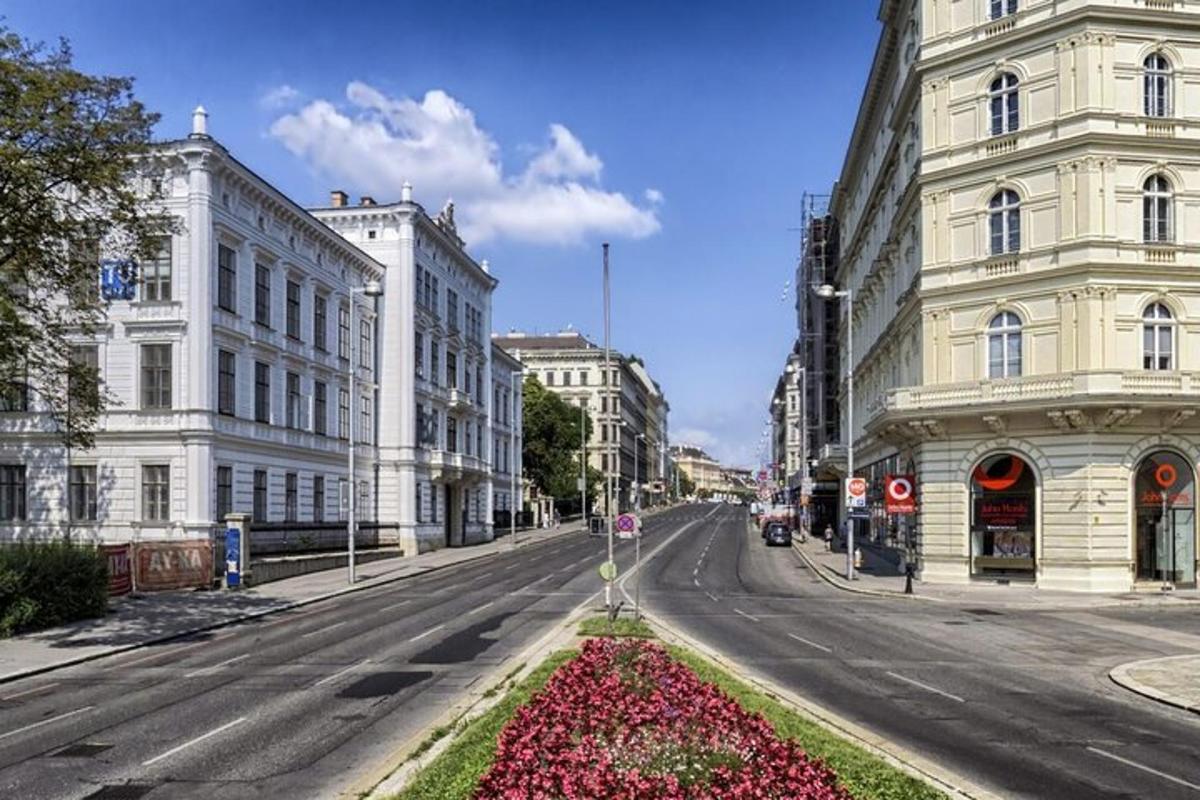 egy üres utca egy fehér épületekkel teli városban