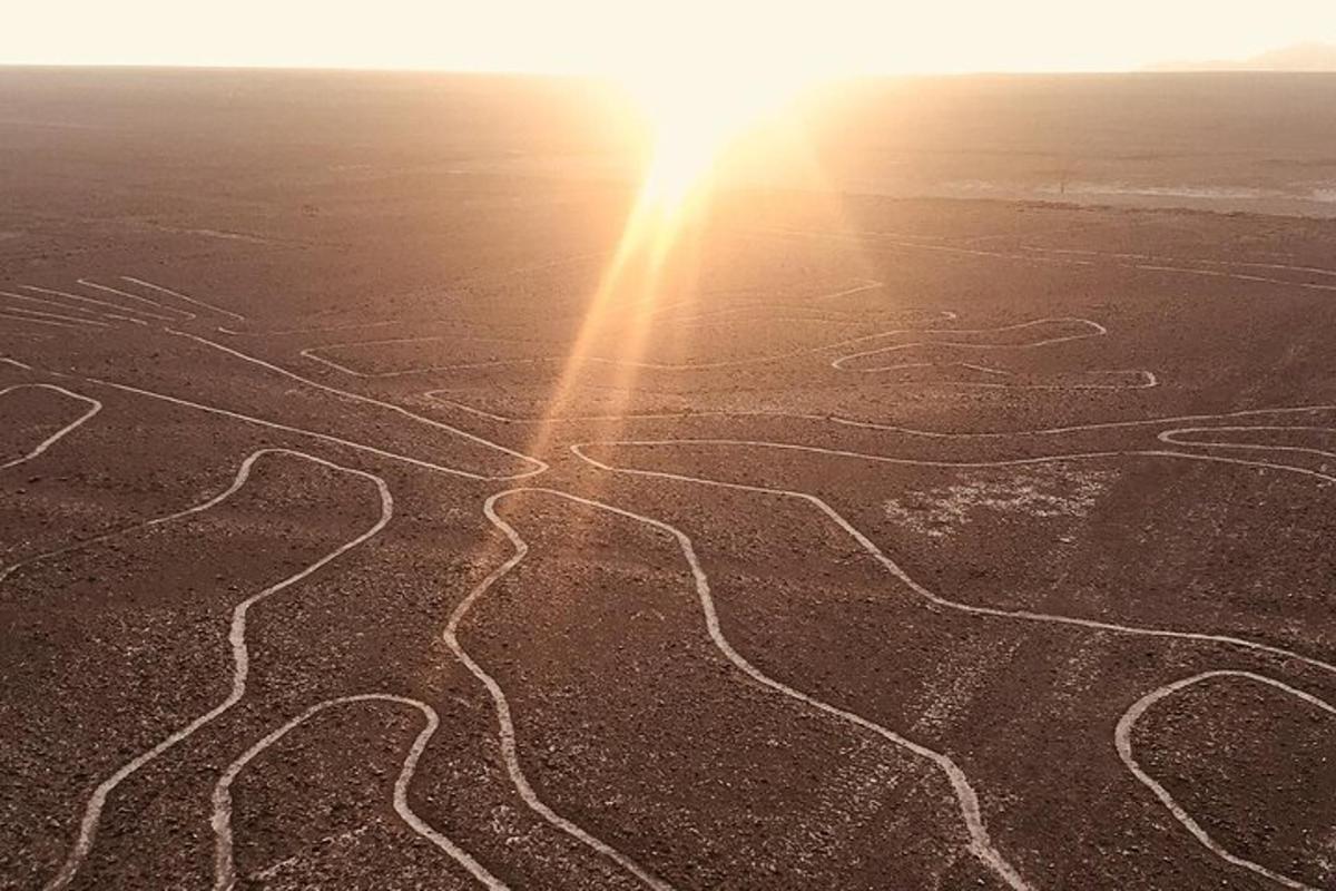 ilmakuva aavikosta auringon paistaessa