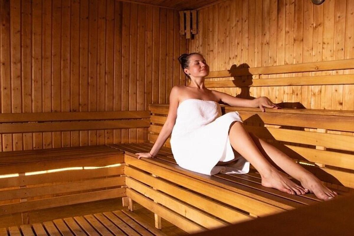 naine istub saunas