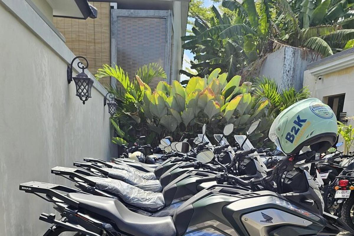 una fila di motociclette parcheggiate accanto a un edificio
