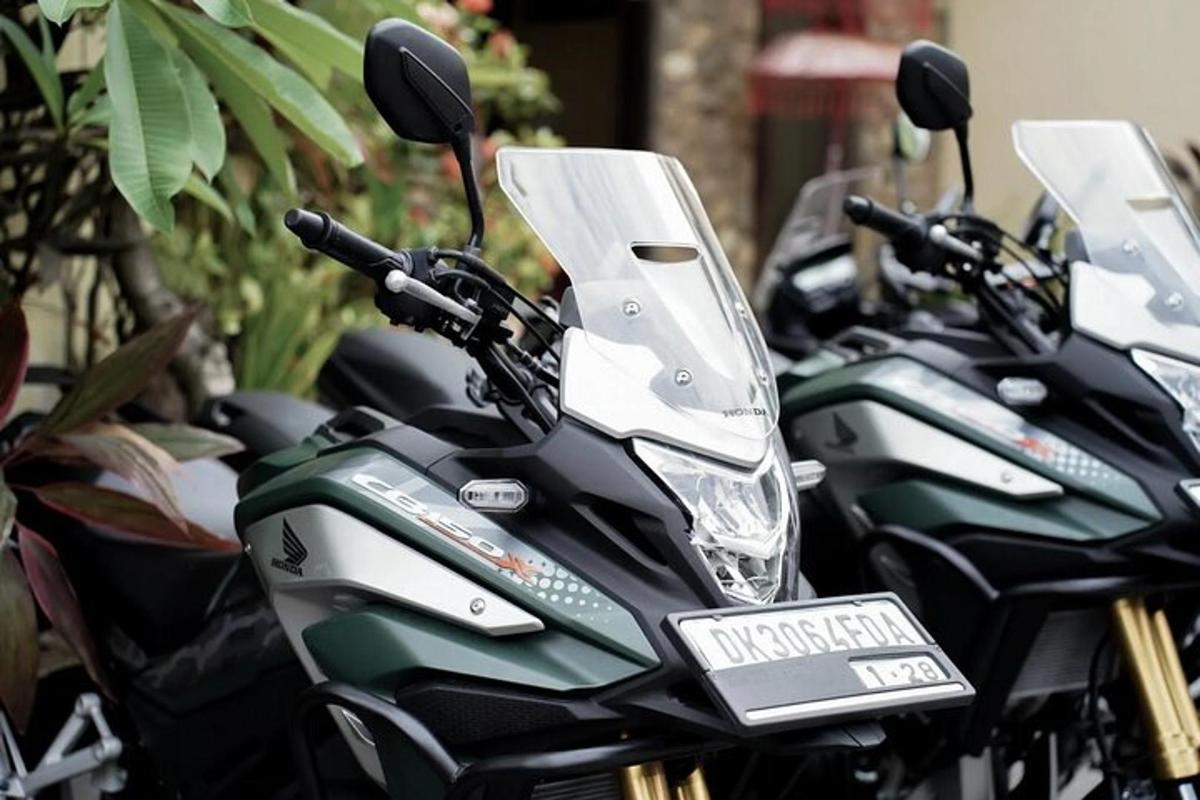 una fila di motociclette parcheggiate una accanto all'altra
