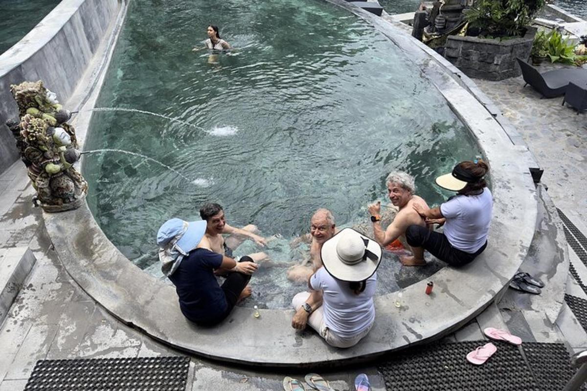 un gruppo di persone sedute in una pozza d'acqua