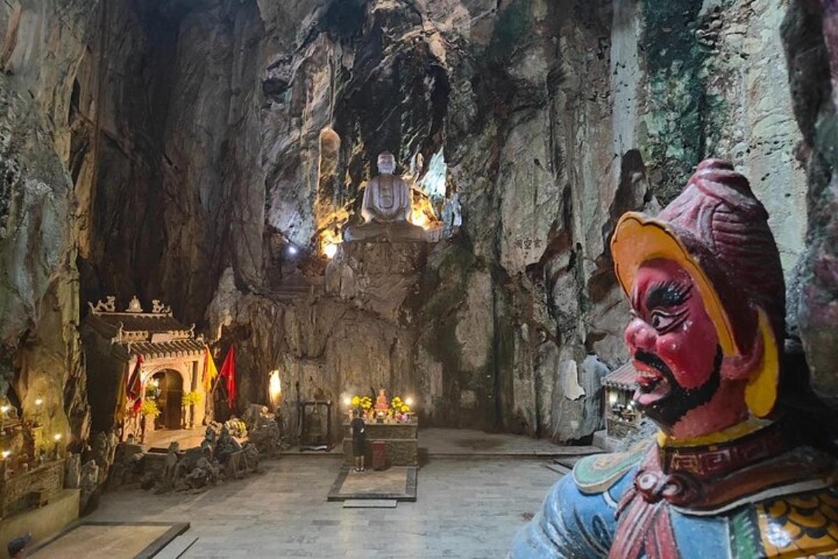 kuil di dalam gua dengan badut di dalamnya