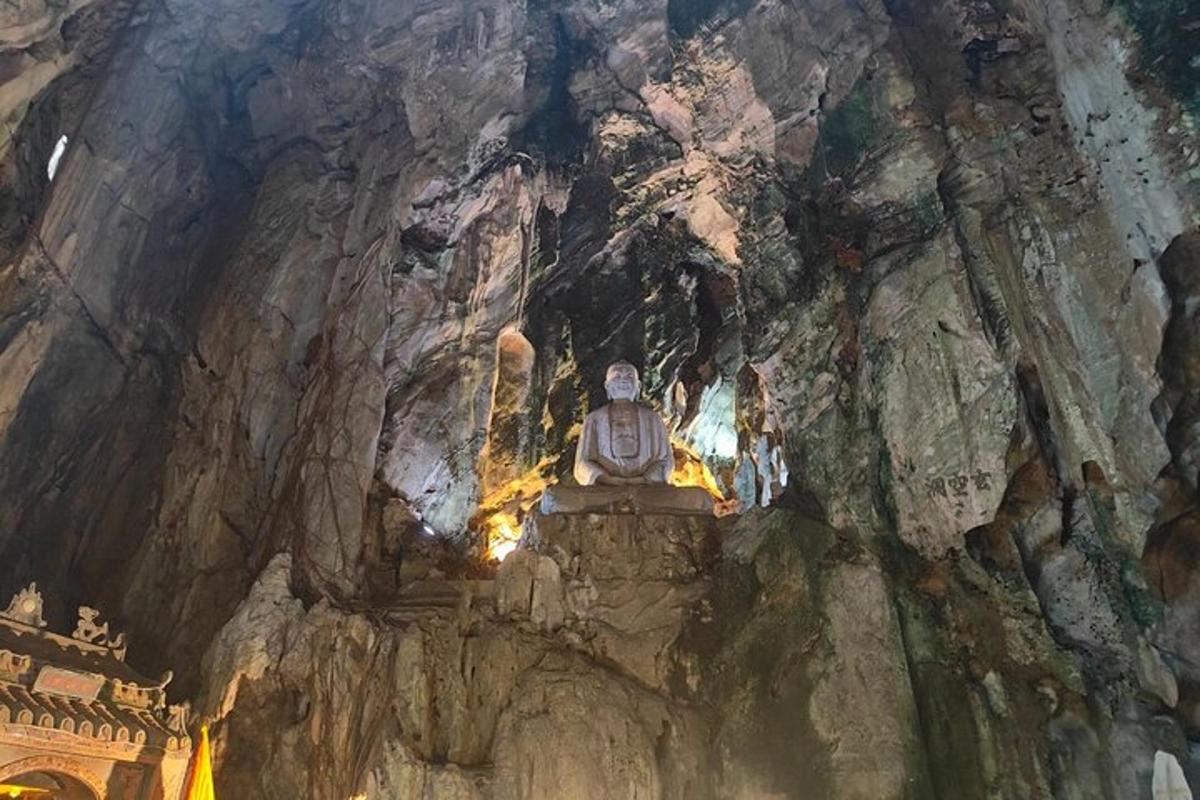 sebuah gua dengan patung di tengah-tengah gunung