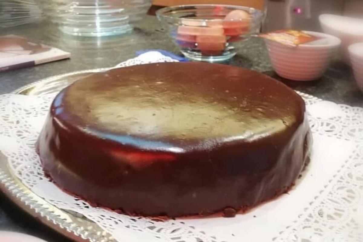 egy csokoládétorta egy tányéron az asztalon