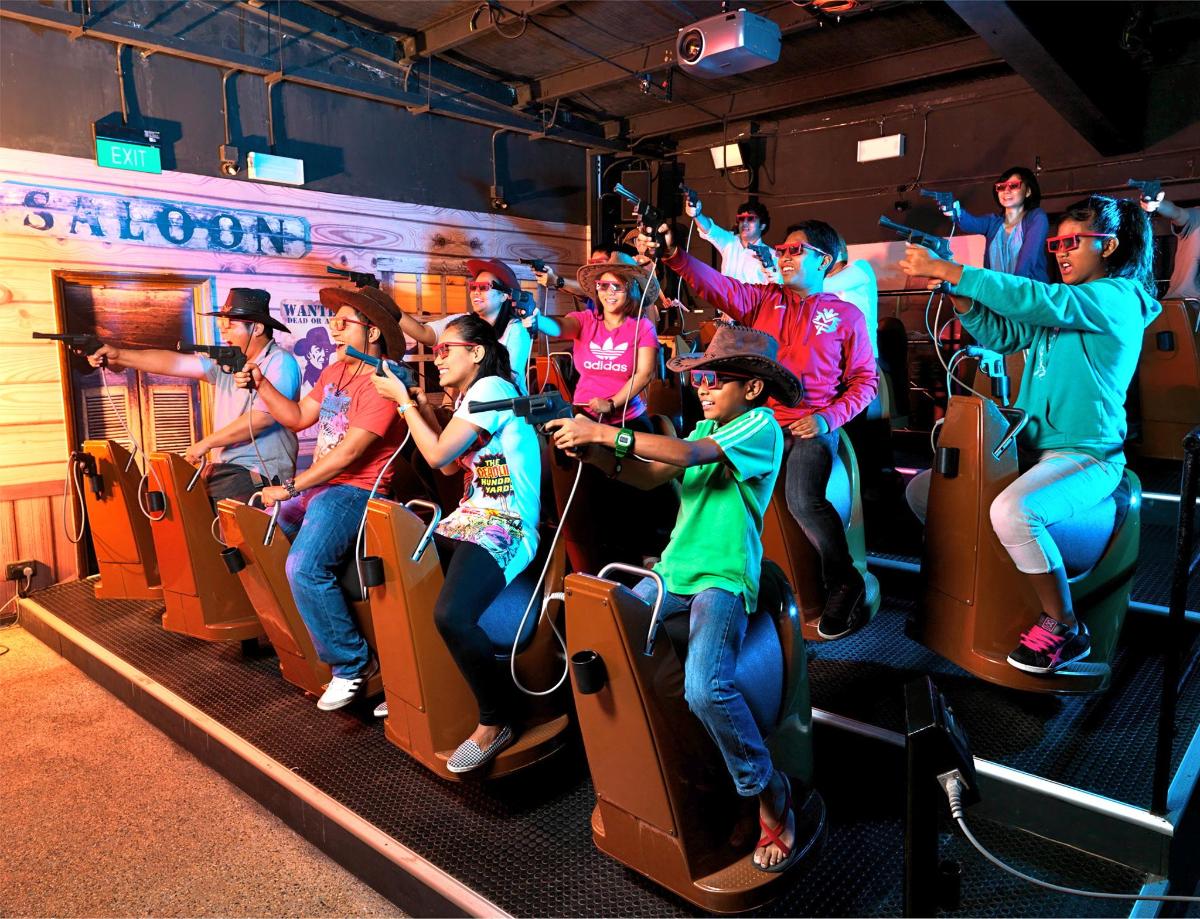 sekumpulan orang yang duduk di atas roller coaster