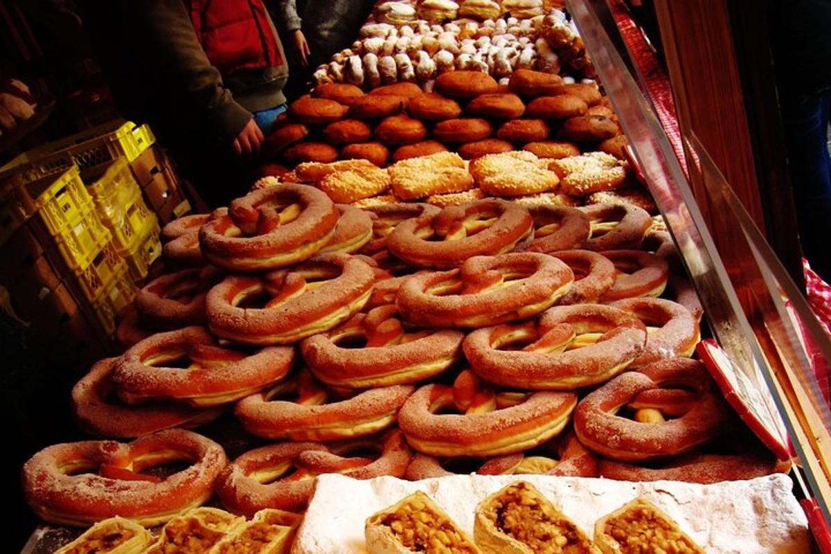 o expoziție de covrigei și produse de patiserie într-o brutărie